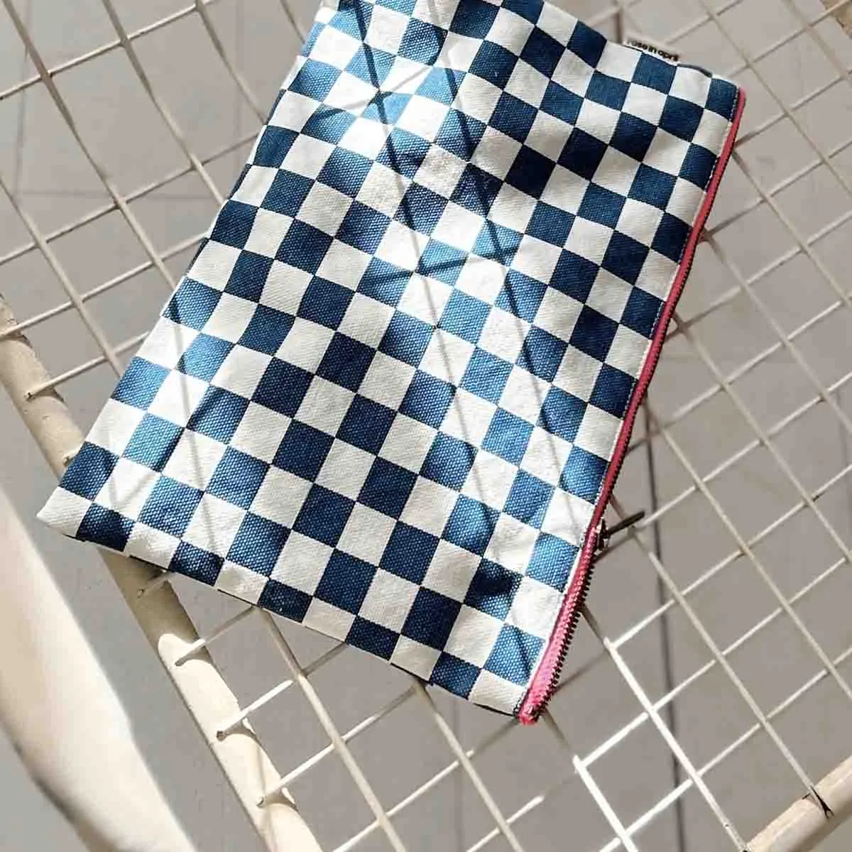 LILI FLAT POUCH CHECKERBOARD ECRU / NAVY BLUE