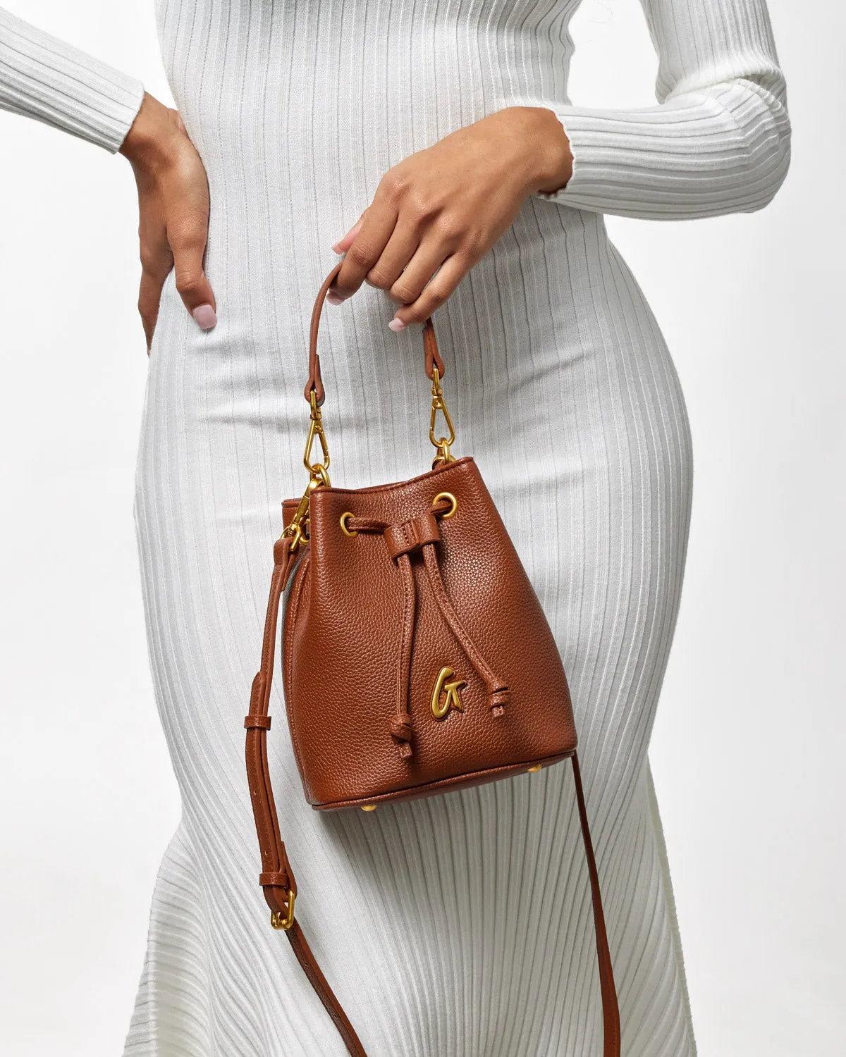 MINI PEBBLE BUCKET BAG - BROWN